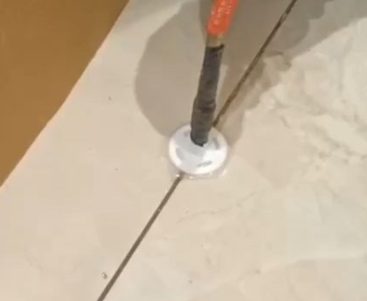 荣昌瓷砖空鼓维修公司专业解答瓷砖在铺贴过程中，如果没有涂抹均匀到位的粘结材料（如水泥砂浆或瓷砖胶），可能会导致以下问题