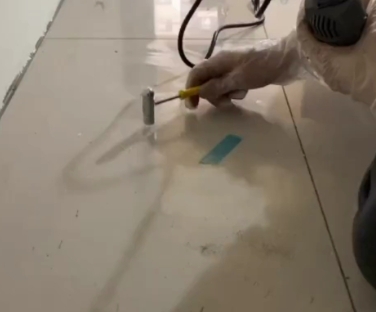 荣昌瓷砖开裂维修公司专业分享瓷砖在铺贴前如果没有沥干水分，将会导致以下问题